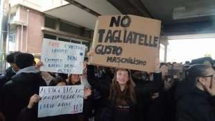 proteste studenti di imperia contro il post sessista del preside. 5