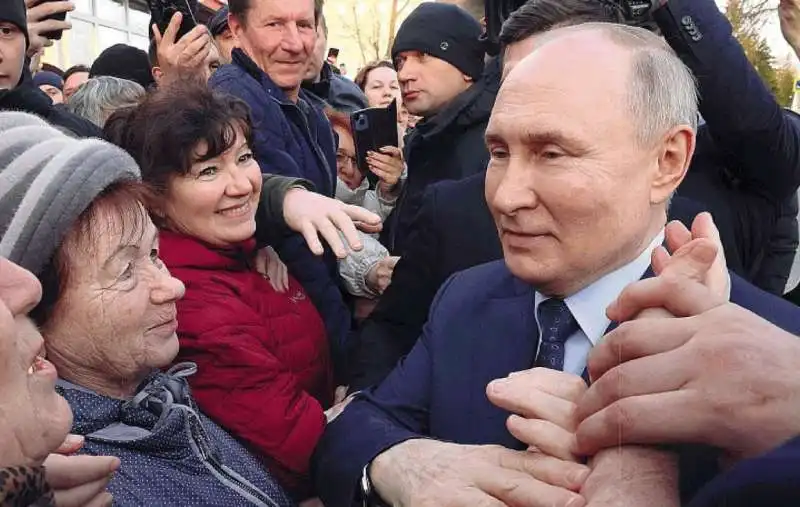 PUTIN TRA I SUOI SOSTENITORI 