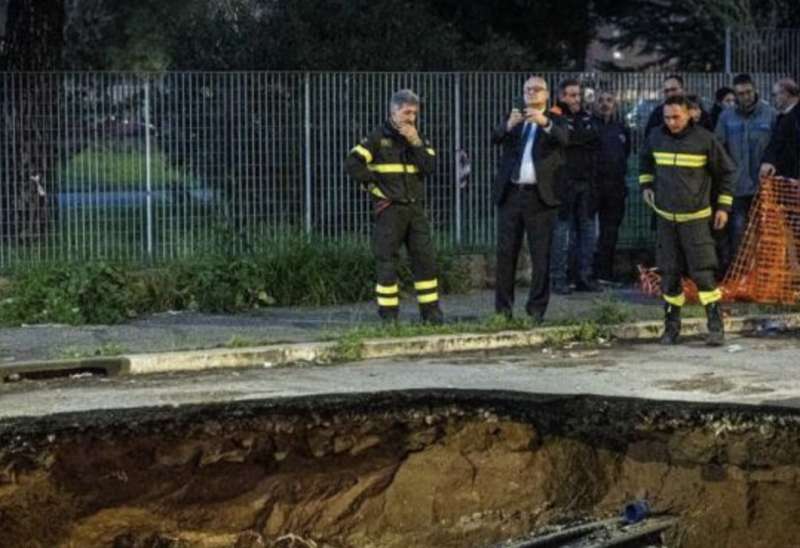 ROBERTO GUALTIERI FOTOGRAFA LA VORAGINE AL QUADRARO