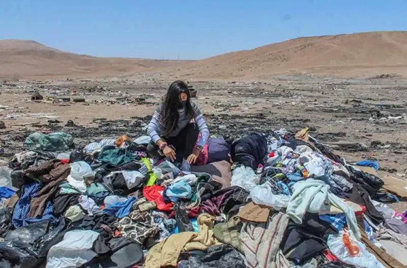 scarti del fast fashion nel deserto dell atacama in cile 4