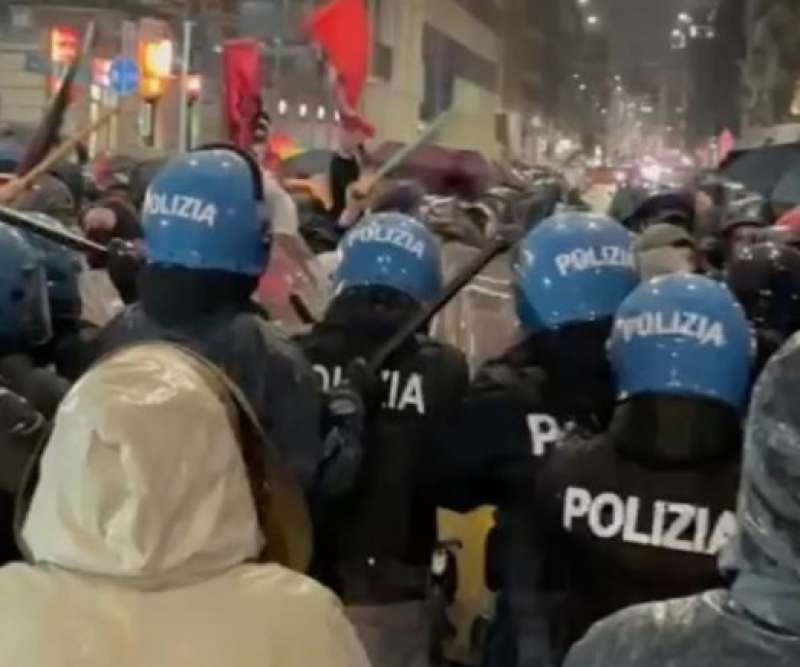 SCONTRI POLIZIA CENTRI SOCIALI - VIA PADOVA A MILANO