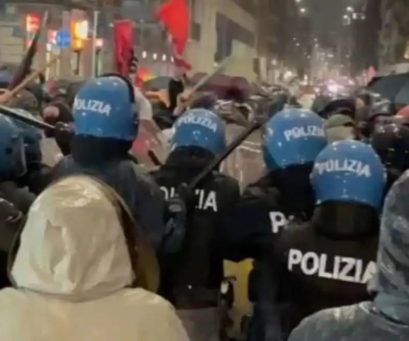 SCONTRI POLIZIA CENTRI SOCIALI - VIA PADOVA A MILANO 