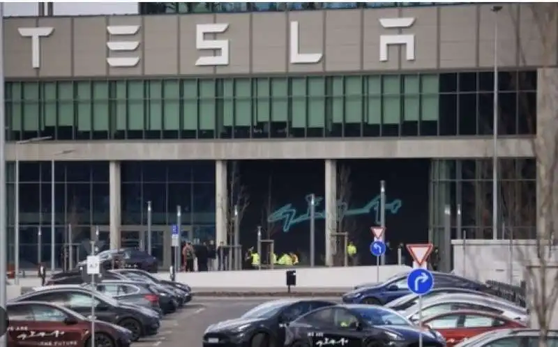 stabilimento tesla a Grunheide in germania