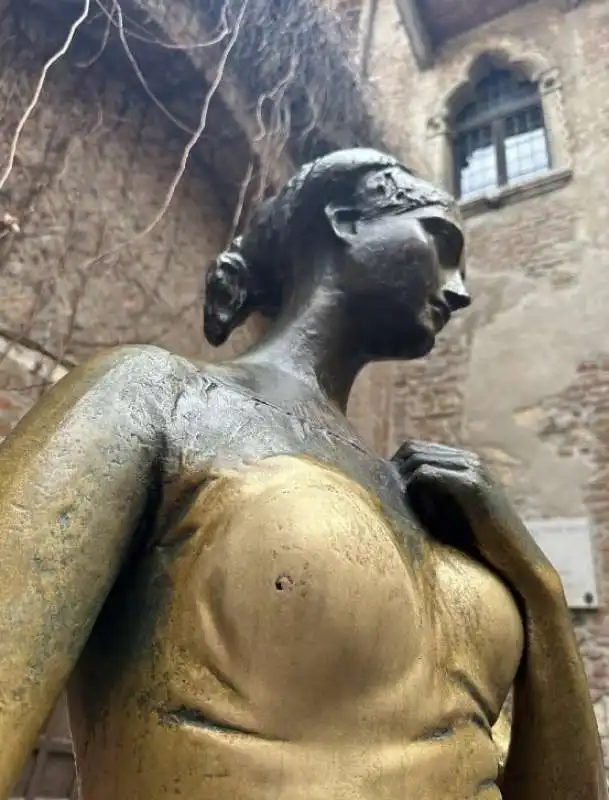 STATUA DI GIULIETTA A VERONA 