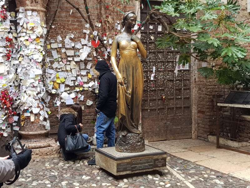 STATUA DI GIULIETTA A VERONA