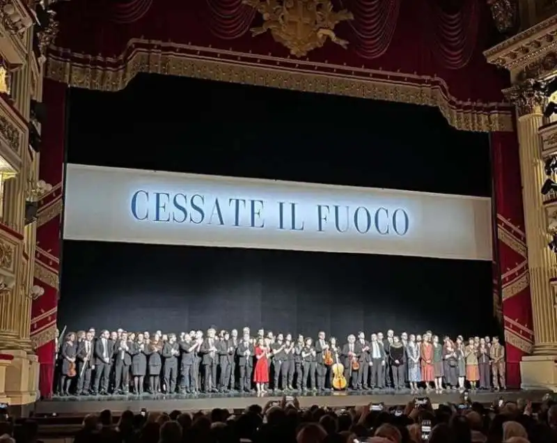 STRISCIONE CESSATE IL FUOCO ALLA SCALA DI MILANO. 