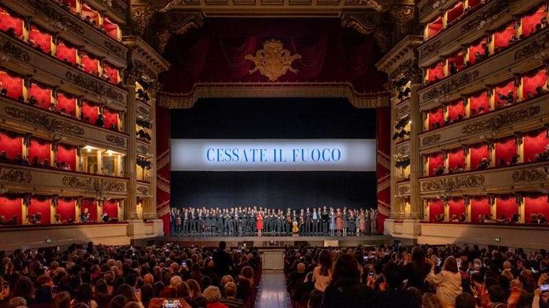 STRISCIONE CESSATE IL FUOCO ALLA SCALA DI MILANO.