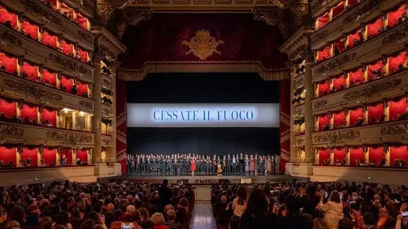 STRISCIONE CESSATE IL FUOCO ALLA SCALA DI MILANO. 