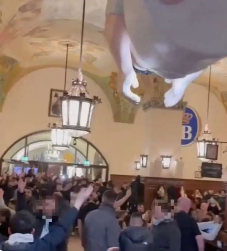 tifosi della lazio intonano cori fascisti nella hofbrauhaus 1