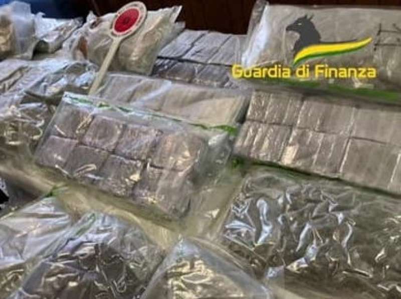 VENTIMIGLIA FERMATO FURGONE CON 61 CHILI DI DROGA