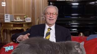 vittorio feltri con il suo gatto