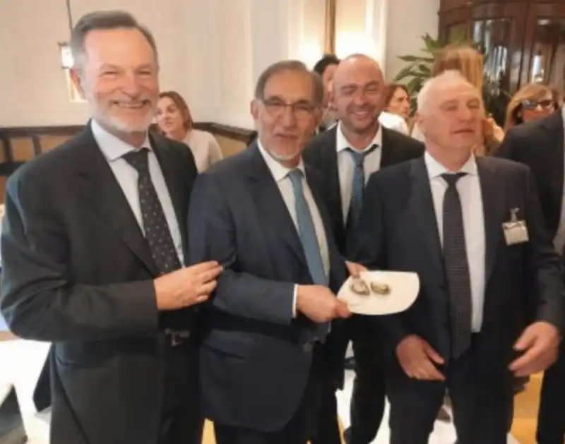 alberto balboni e ignazio la russa mangiano delle ostriche in senato