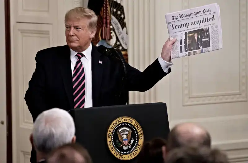 donald trump tiene in mano una copia del washington post   6 febbraio 2020 