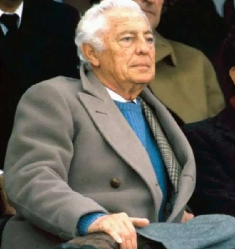 gianni agnelli con il cappotto 1