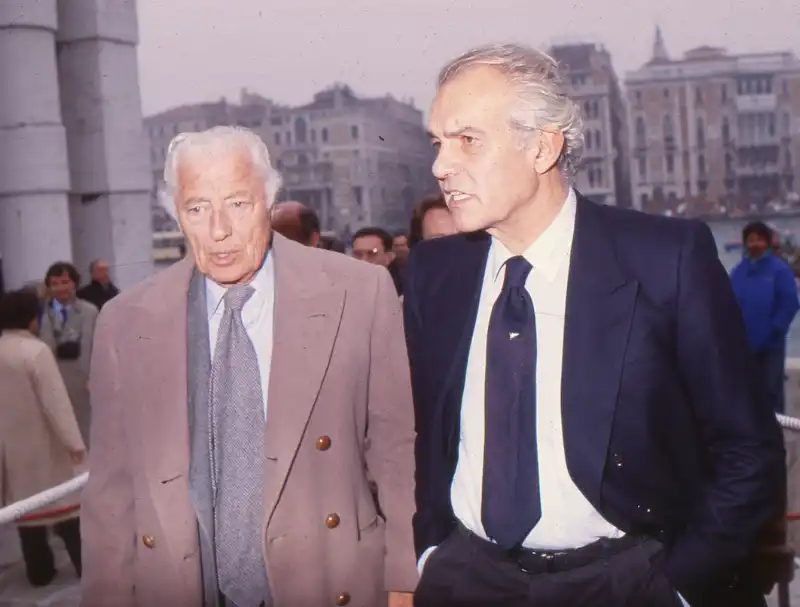 gianni agnelli con il cappotto 4