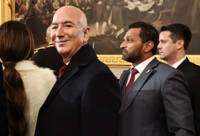 jeff bezos con kash patel all inauguration day di trump 