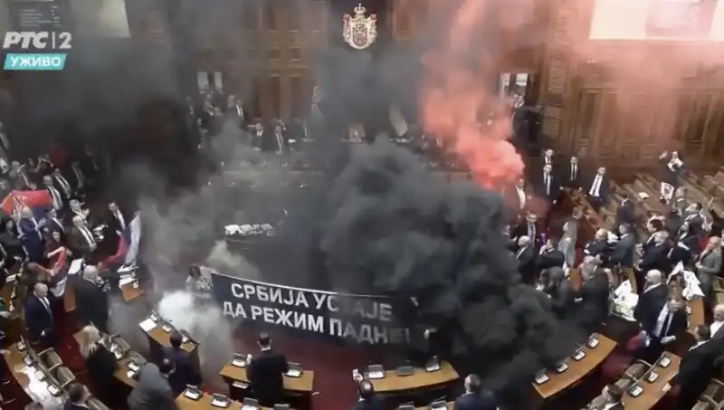 scontro nel parlamento serbo   1