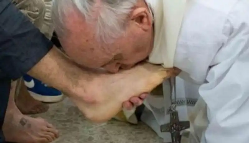 papa francesco bergoglio bacia i piedi ai detenuti 