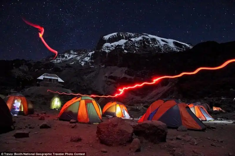 ACCAMPAMENTO SUL KILIMANGIARO FOTO DI TREVOR BOOTH PER IL NATIONAL GEOGRAPHIC PHOTO CONTEST 