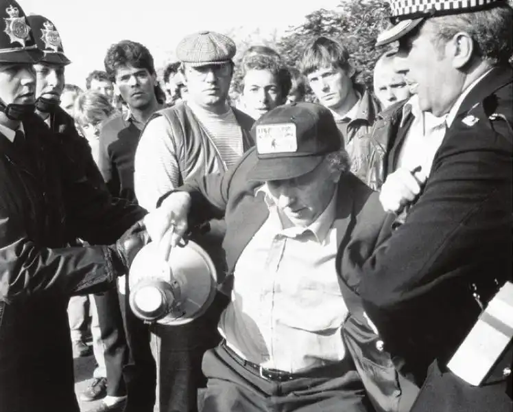 ARTHUR SCARGILL LEADER DEL SINDACATO MINATORI MENTRE VIENE ARRESTATO NEL MAGGIO DURANTE IL PI LUNGO SCIOPERO DELLA CATEGORIA 