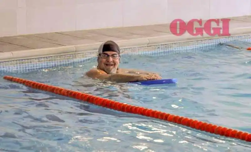 BEPPE GRILLO IN PISCINA FOTO DA OGGI 