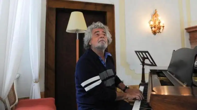 BEPPE GRILLO SUONA IL PIANO PER IL FOTOGRAFO DI BILD jpeg