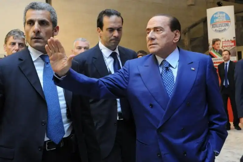 Berlusconi saluta la stampa presente 