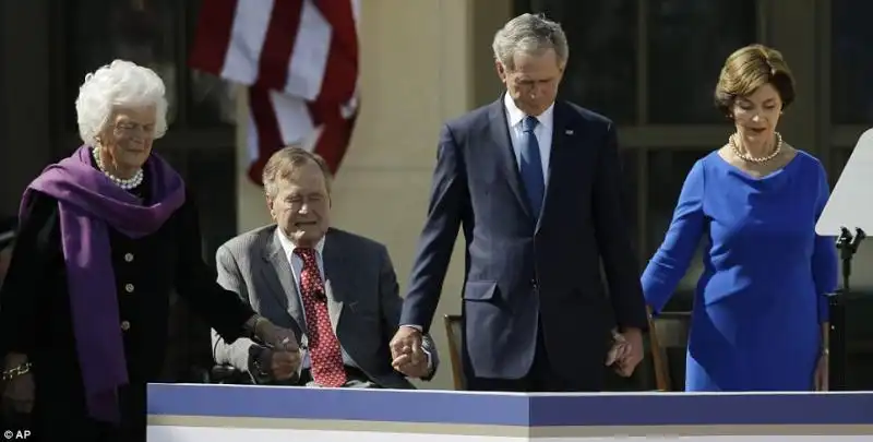 BUSH PADRE E FIGLIO CON MOGLI ALL'INAUGURAZIONE DELLA GEORGE W BUSH LIBRARY