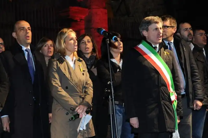 Cantano L Inno d Italia 