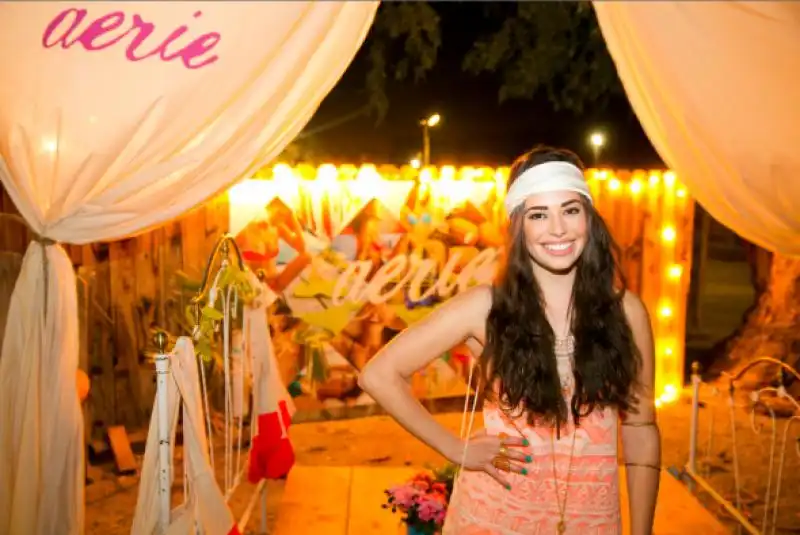 the carrie diairies actress chloe bridges smiled for the cameras at the filter yacht club 