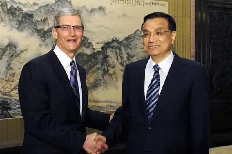 TIM COOK CON LI KEQIANG IN CINA 