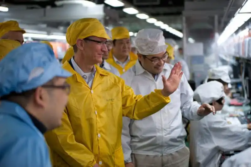 TIM COOK FA VISITA ALLA FABBRICA FOXCONN IN CINA 