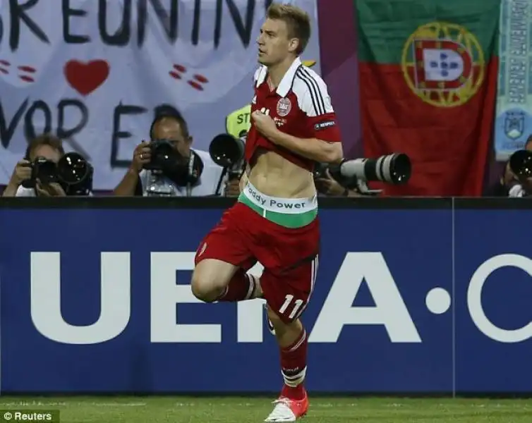 IL DANESE NICKLAS BENDTNER ESULTA AGLI EUROPEI MOSTRANDO LA MARCA DEGLI SLIP 