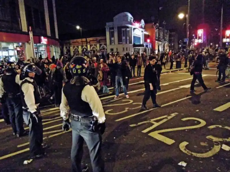 DISORDINI A BRIXTON DURANTE I FESTEGGIAMENTI PER LA MORTE DELLA THATCHER 