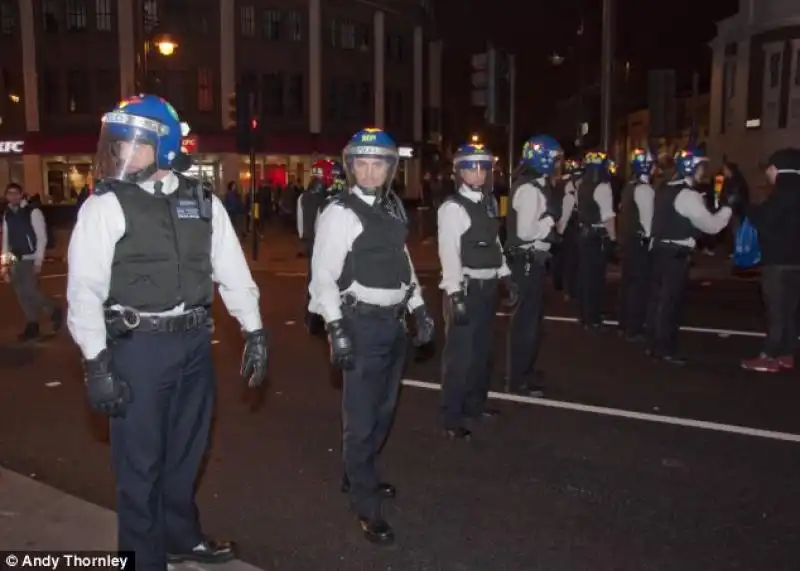 DISORDINI A BRIXTON DURANTE I FESTEGGIAMENTI PER LA MORTE DELLA THATCHER 