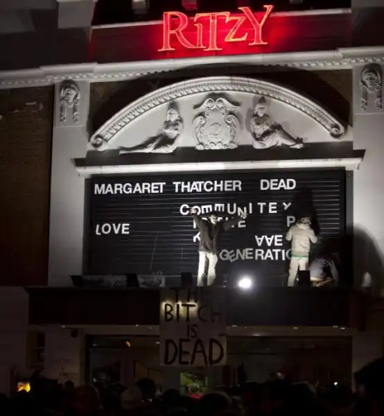 DISORDINI A BRIXTON DURANTE I FESTEGGIAMENTI PER LA MORTE DELLA THATCHER 