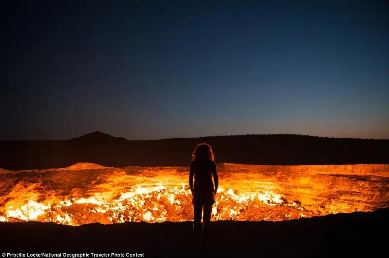 UNA DONNA SI AFFACCIA SUL CRATERE DARVAZA IN TURKMENISTAN FOTO DI PRISCILLA LOCKE PER IL NATIONAL GEOGRAPHIC PHOTO CONTEST 