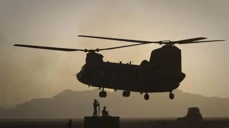 L ELICOTTERO chinook DELL ESERCITO USA CON I NAVY SEALS 