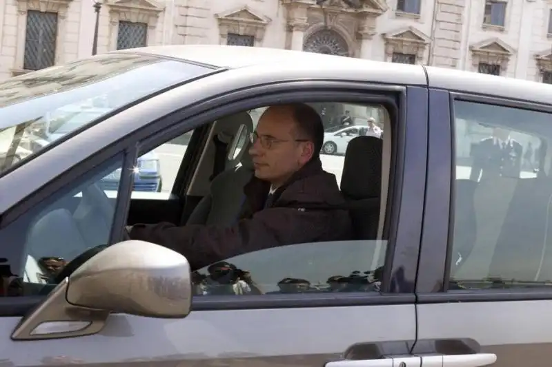 ENRICO LETTA ARRIVA IN AUTO AL QUIRINALE