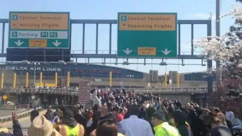 EVACUATO L AEROPORTO LA GUARDIA A NEW YORK MIGLIAIA PER STRADA 