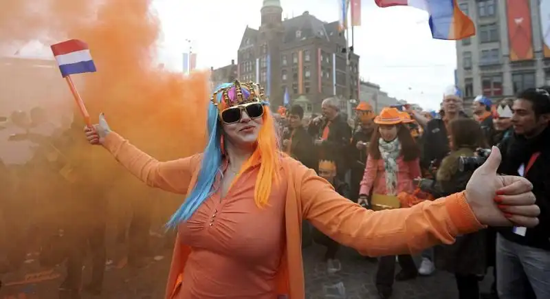 FESTA NELLE STRADE DI AMSTERDAM DOPO LINCONORAZIONE DI RE GUGLIELMO 