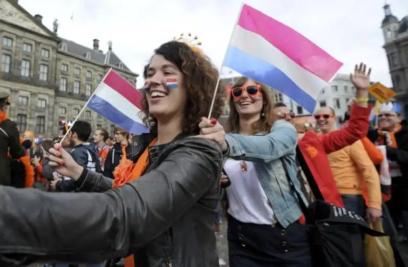 FESTA NELLE STRADE DI AMSTERDAM DOPO LINCONORAZIONE DI RE GUGLIELMO 