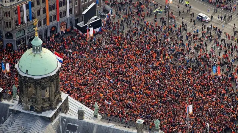 FESTA NELLE STRADE DI AMSTERDAM DOPO LINCONORAZIONE DI RE GUGLIELMO 