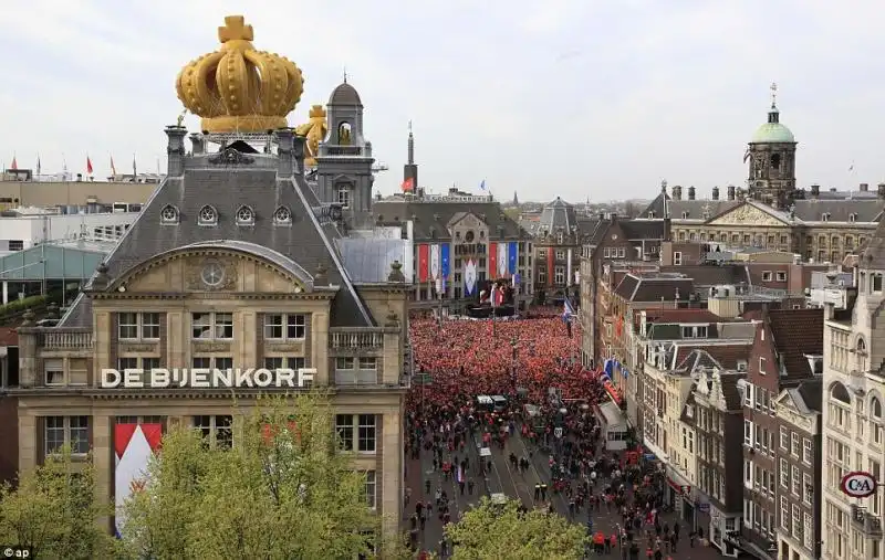 FESTA NELLE STRADE DI AMSTERDAM DOPO LINCONORAZIONE DI RE GUGLIELMO 