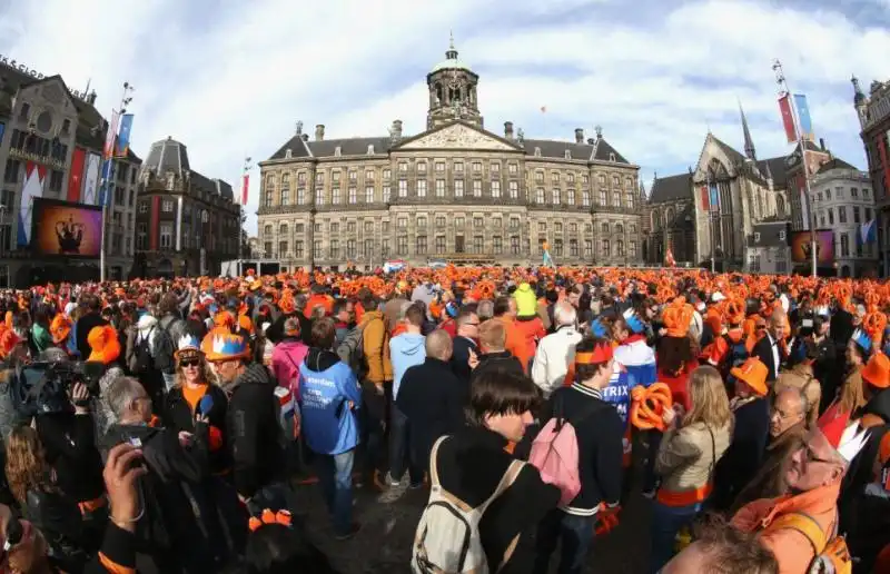 FESTA NELLE STRADE DI AMSTERDAM DOPO LINCONORAZIONE DI RE GUGLIELMO 