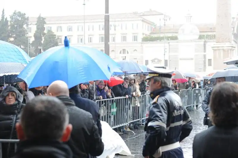 Folla sotto la pioggia 