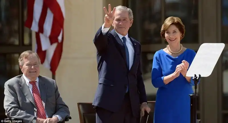 GEORGE W BUSH CON LA MOGLIE LAURA E IL PADRE ALL'INAUGURAZIONE DELLA GEORGE W BUSH LIBRARY - 2