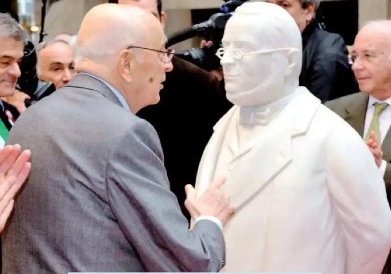 GIORGIO NAPOLITANO DAVANTI A UNA STATUA DI CAVOUR 