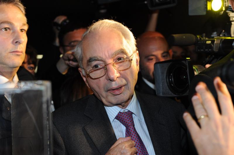 Giuliano Amato assediato dai giornalisti