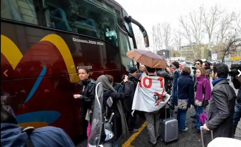 I GRILLINI PARTONO IN PULLMAN PER LA RIUNIONE CON GRILLO FUORI ROMA 